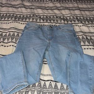 I am selling soem fashionable skinny jeans !